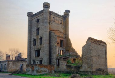 Eski bir tuğla binanın kalıntıları. Belarus 'un tarihi ve kültürel mirası. Kent Khoiniki Gomel bölgesi Borisovschanskaya malikanesi 2015