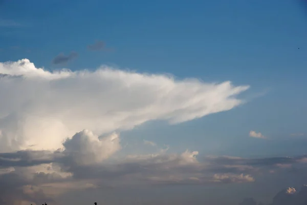 Weiße Jacht Auf Meeresoberfläche Und Gewitterwolken 2015 — Stockfoto