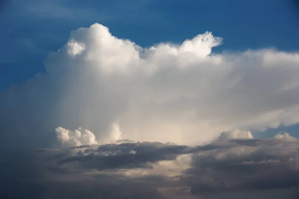 Weiße Jacht Auf Meeresoberfläche Und Gewitterwolken 2015 — Stockfoto