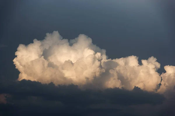 Weiße Jacht Auf Meeresoberfläche Und Gewitterwolken 2015 — Stockfoto