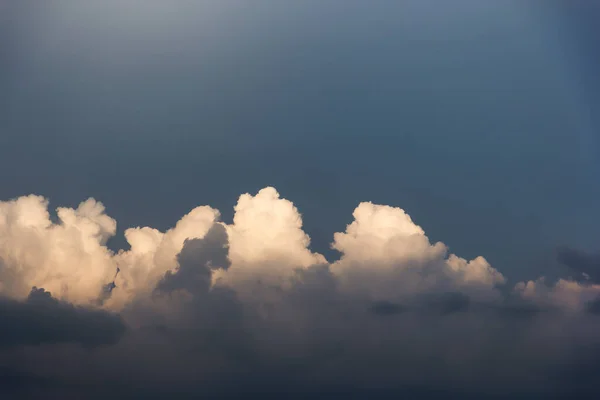 Weiße Jacht Auf Meeresoberfläche Und Gewitterwolken 2015 — Stockfoto