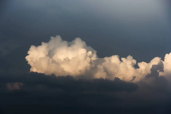 2015年海面上的白色游艇和风暴云 — 图库照片