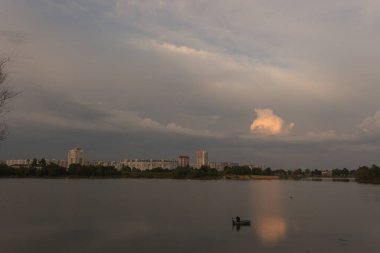 Deniz yüzeyindeki beyaz yat ve 2015 yılındaki fırtına bulutları