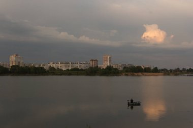 Deniz yüzeyindeki beyaz yat ve 2015 yılındaki fırtına bulutları