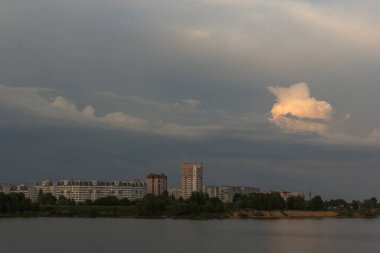 Deniz yüzeyindeki beyaz yat ve 2015 yılındaki fırtına bulutları