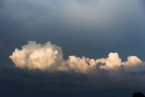 Біла Яхта Поверхні Моря Штормові Хмари 2015 — стокове фото