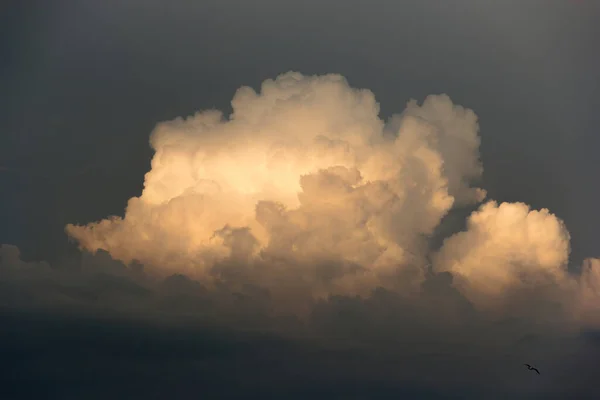 Weiße Jacht Auf Meeresoberfläche Und Gewitterwolken 2015 — Stockfoto