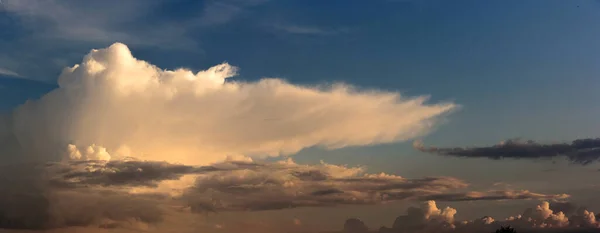 Weiße Jacht Auf Meeresoberfläche Und Gewitterwolken 2015 — Stockfoto