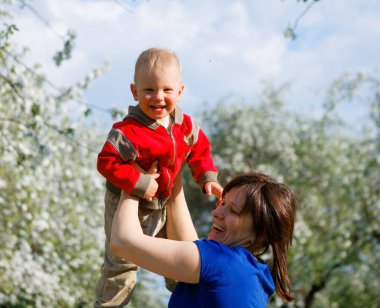 2020 'de çiçek açan elma bahçesinde ve karahindiba tarlasında bir aile