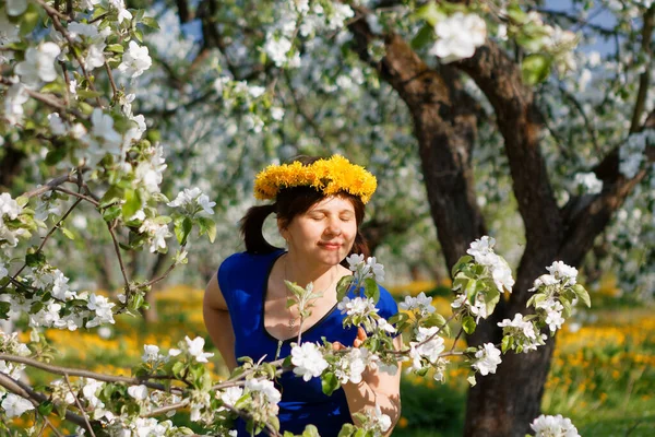 Femme Dans Verger Pommiers Fleurs Champ Pissenlit 2020 — Photo