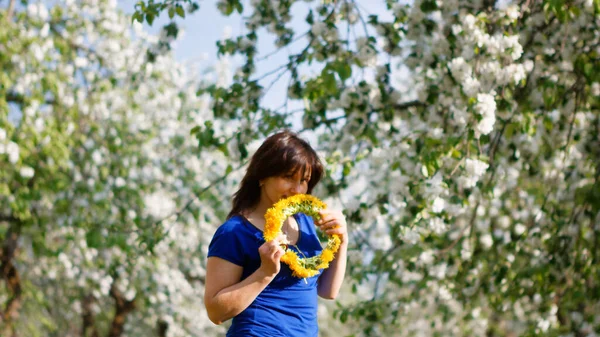 2020 Çiçek Açan Elma Bahçesindeki Kadın Karahindiba Tarlası — Stok fotoğraf
