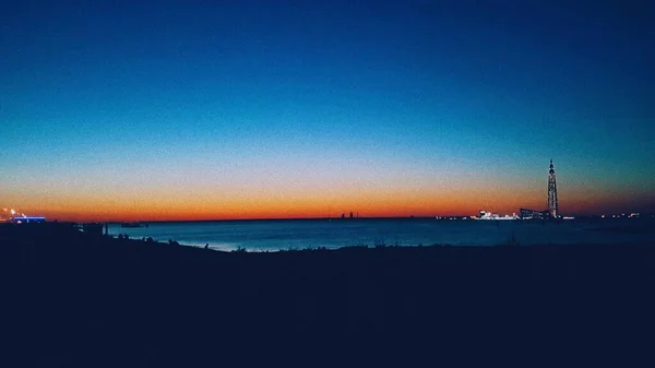 Puesta Sol Orilla Del Golfo Finlandia Paisaje Nocturno Luces Ciudad — Foto de Stock