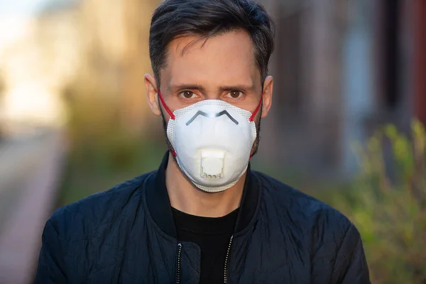 Maske takan bir adam antivirüs