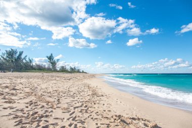 Küba 'da mavi gökyüzü ve bulutlarıyla Karayipler sahilleri