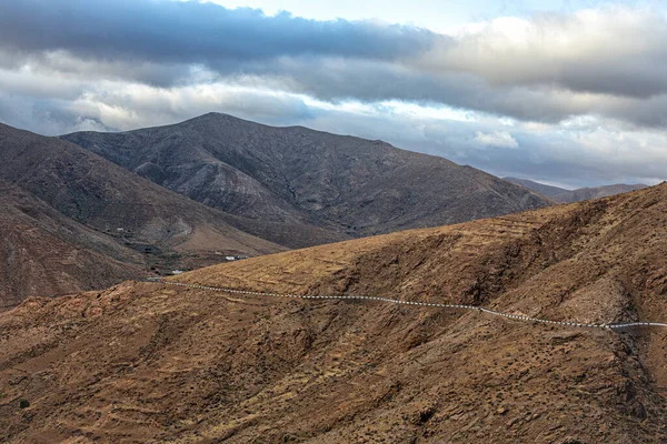 Fuerteventura, Kanarya Adaları 'ndan kara bulutlarla kaplı dağlar.