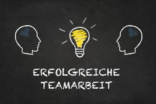 Erfolgreiche Teamarbeit Kopf Gehirn Glühbirne Mit Kreidehintergrund Übersetzung Erfolgreiche Teamarbeit — Stockfoto