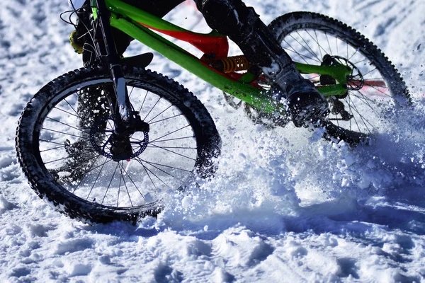 Winterabfahrt Mit Dem Mountainbike — Stockfoto