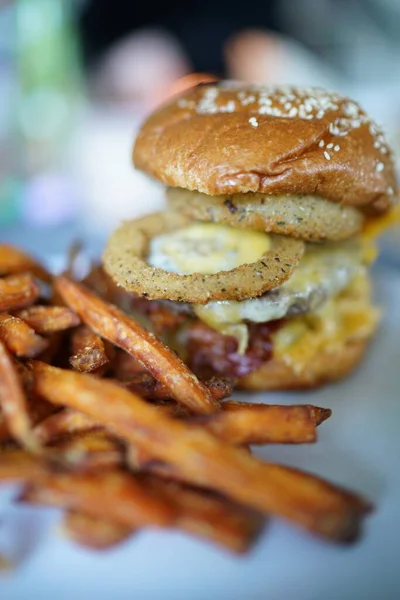 Soğan halkalı hamburger, yumurta ve patates kızartması. Yüksek kalite fotoğraf