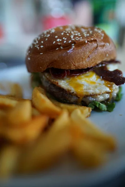 Barbekü soslu hamburger, yumurta ve patates kızartması. Yüksek kalite fotoğraf