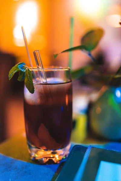 Buzlu limon ve cam pipetli Glas. Yüksek kalite fotoğraf