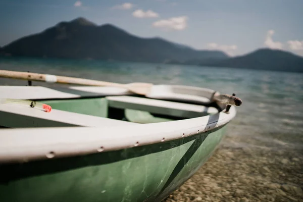 Temiz suda, taşlı bir sahilde tekne. Yüksek kalite fotoğraf