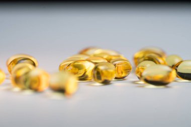 Çift altın Omega 3 yağ asidi kapsülleri 