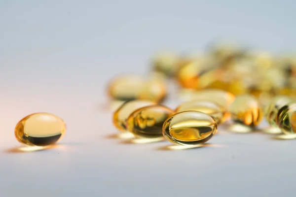 Altın Omega 3 yağ asidi kapsüllerini kapat 