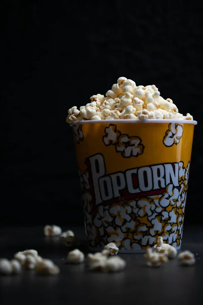 Bir kova dolusu patlamış mısır.