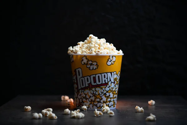 Ein Eimer voll Popcorn schwarzen Hintergrund — Stockfoto