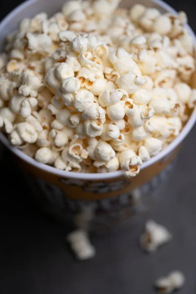 Bir kova dolusu patlamış mısır.