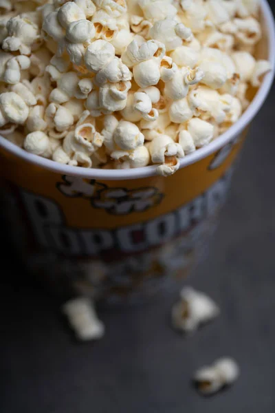 Bir kova dolusu patlamış mısır.