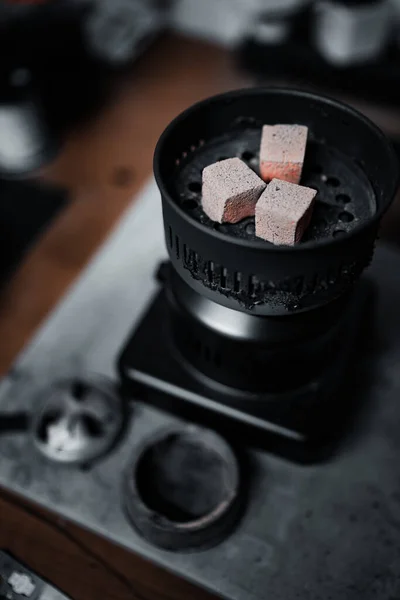 Bir nargile için kömür hazırlıyorum.