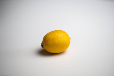 Sarı limon düz beyaz arkaplan