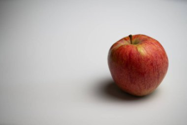bir kırmızı elma bembeyaz zemin