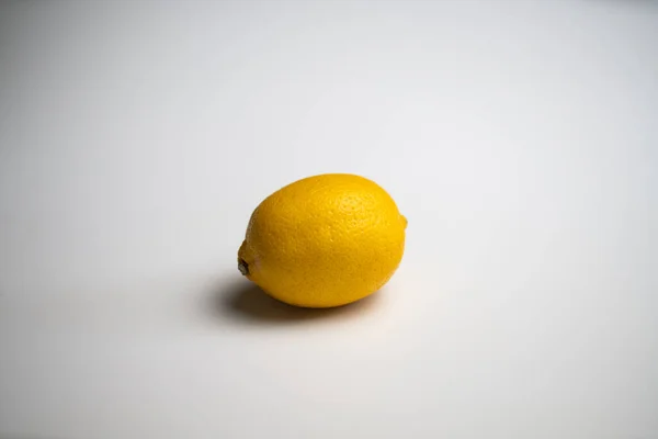 Sarı limon düz beyaz arkaplan
