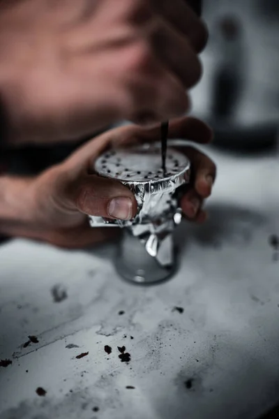 Bir kafayı nargileye hazırlıyorum.