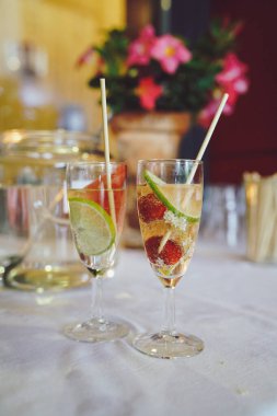 İçinde meyveler olan bir bardak Hugo.