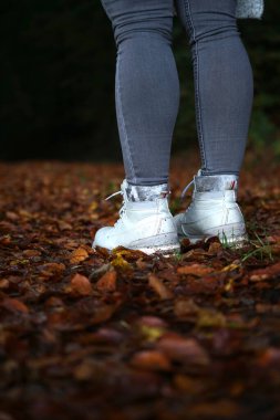 Düşen yaprakların üzerinde dur çizme sonbahar titreşimleri