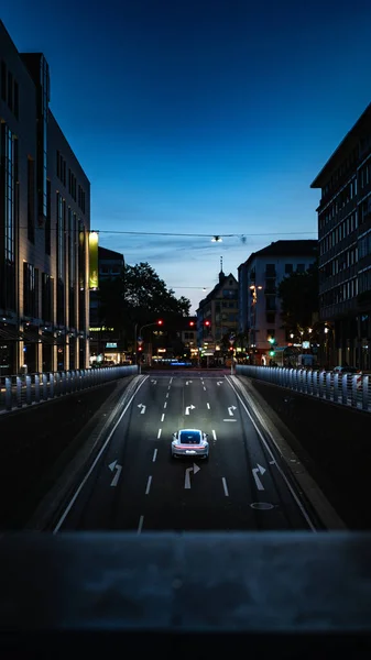 Porsche caddenin ortasında tek başına.