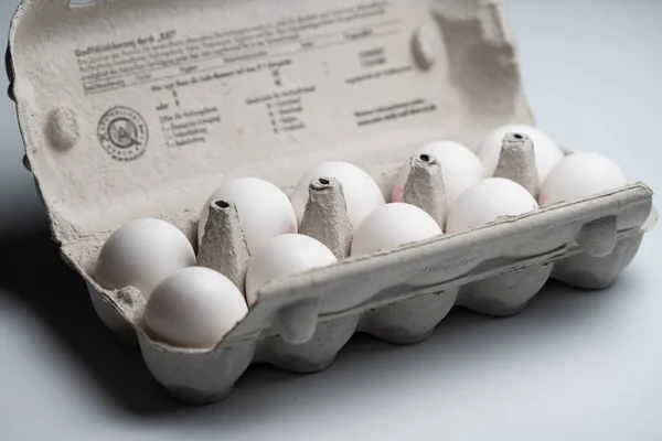 Bir kutuda on çiğ beyaz yumurta.