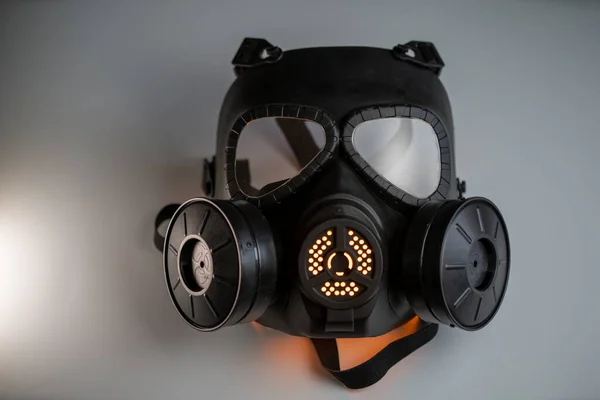 Чорна газова маска з помаранчевим світлом — стокове фото