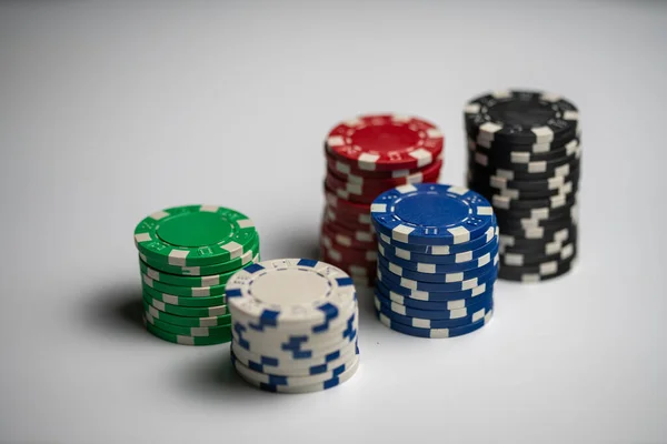 Farklı renklerde beş desteli poker çipi