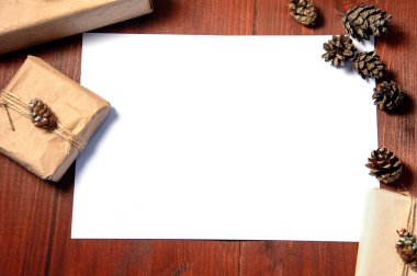 Beyaz kağıtlı el yapımı kağıt kutu ve çam kozalağıyla yara. Model