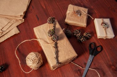 Tahtanın üzerinde çam kozalaklı makaslı el yapımı karton kutular. Düz yatıyordu. Üst görünüm