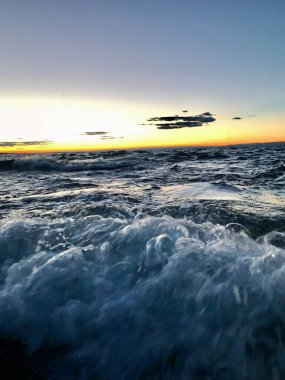 Derin mavi sularda gün batımı