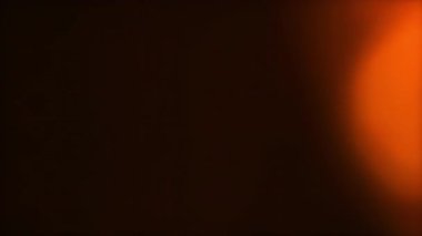 Pürüzsüz yatay turuncu gradyan düzgün bir şekilde şekil değiştirir, ateşli bir günbatımını çağrıştırır veya yumuşak bulanık ve ışıl ışıl aydınlatmalı soyut bir parıltı, dijital arkaplan veya hareket örtüleri için ideal.