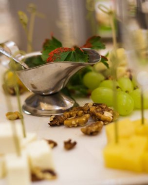 Akşam yemeği için masayı hazırla.