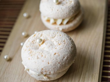 Tahta masadaki kurabiyeler