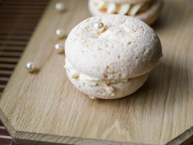 Tahta masadaki kurabiyeler