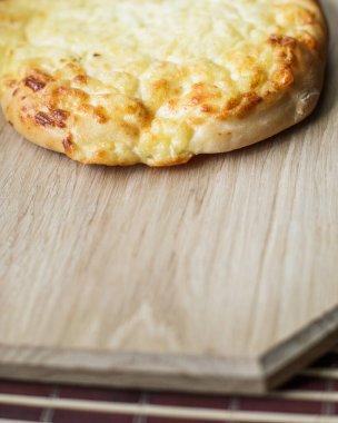 Tahtadaki peynirli pasta.